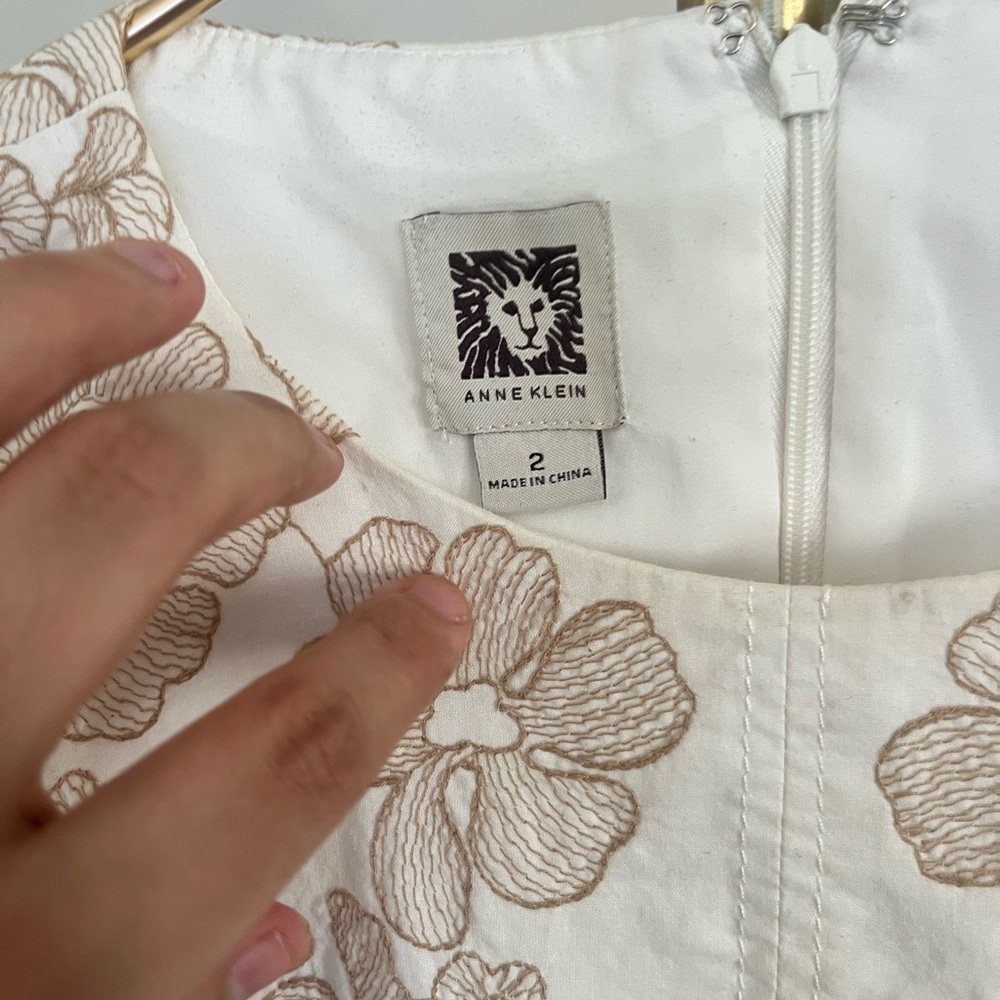 Anne Klein minimalist embroidered Floral Mini Dress White and Tan size 2 - Picture 2 of 7